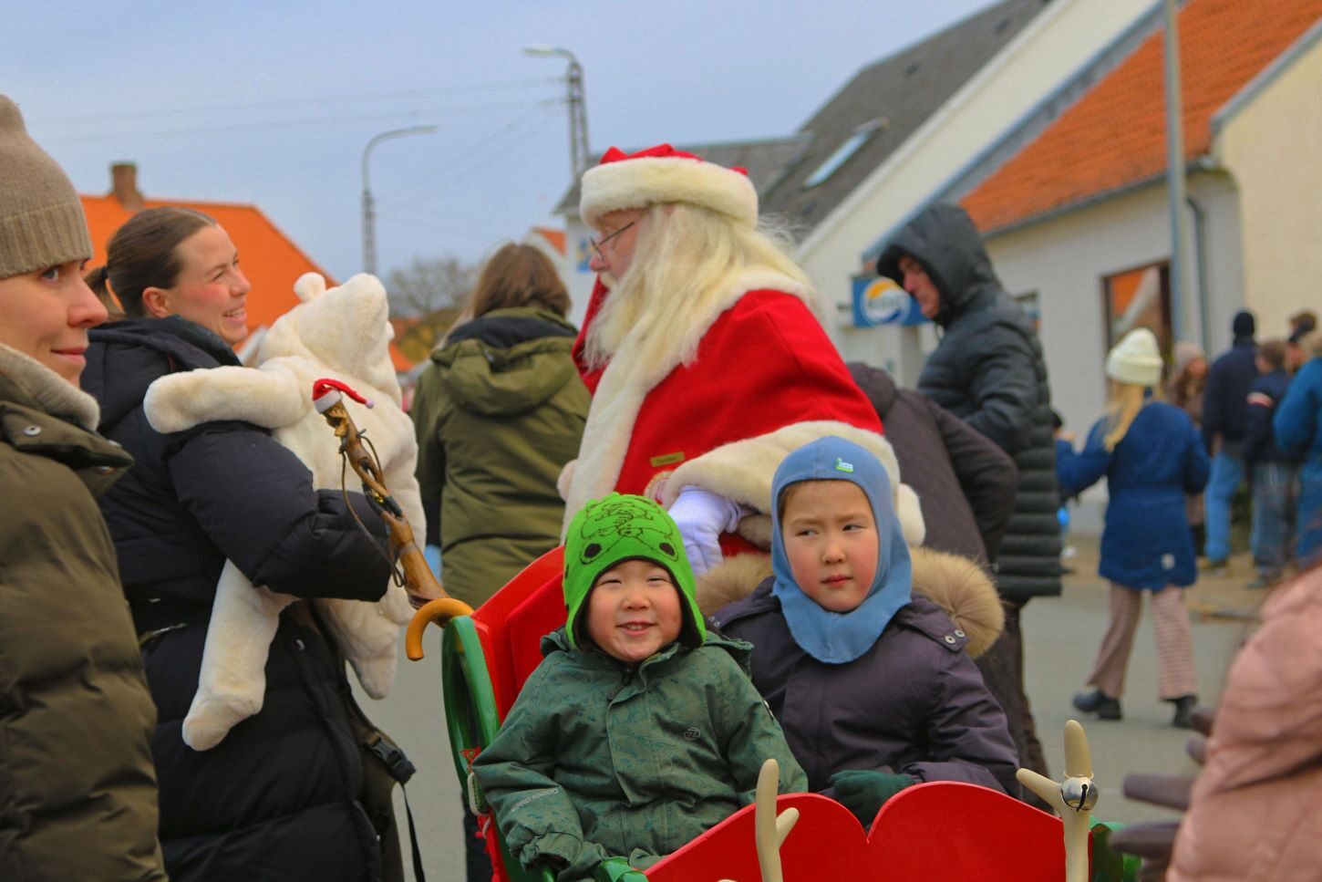 Julemanden fik en god snak med både børn og forældre. Foto: Johnny Tauman.