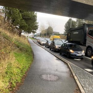 Køerne på Kjersing Ringvej strakte sig langt ud under broen og skabte massiv trængsel i området. Foto: Johnny Tauman.