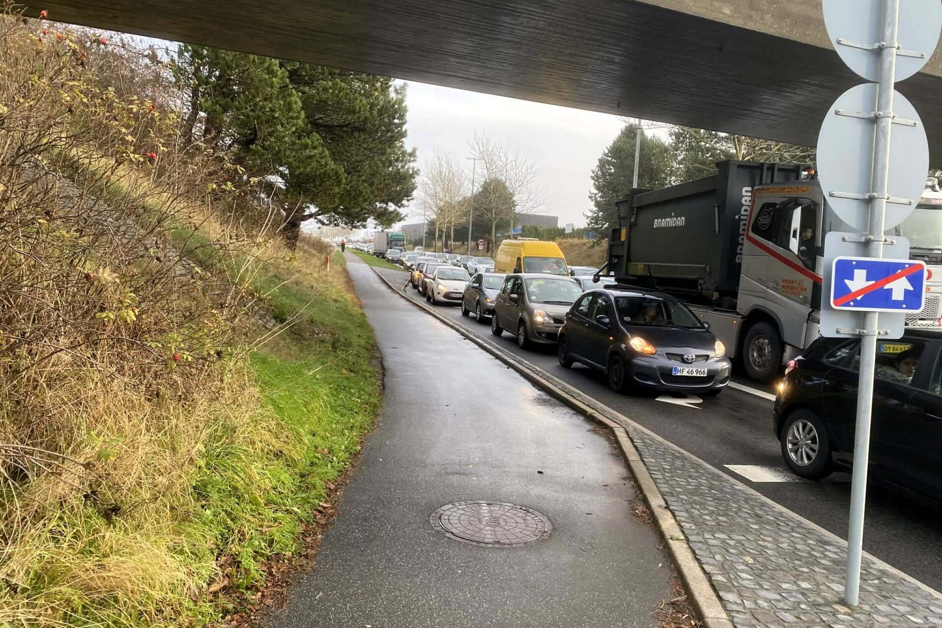 Køerne på Kjersing Ringvej strakte sig langt ud under broen og skabte massiv trængsel i området. Foto: Johnny Tauman.