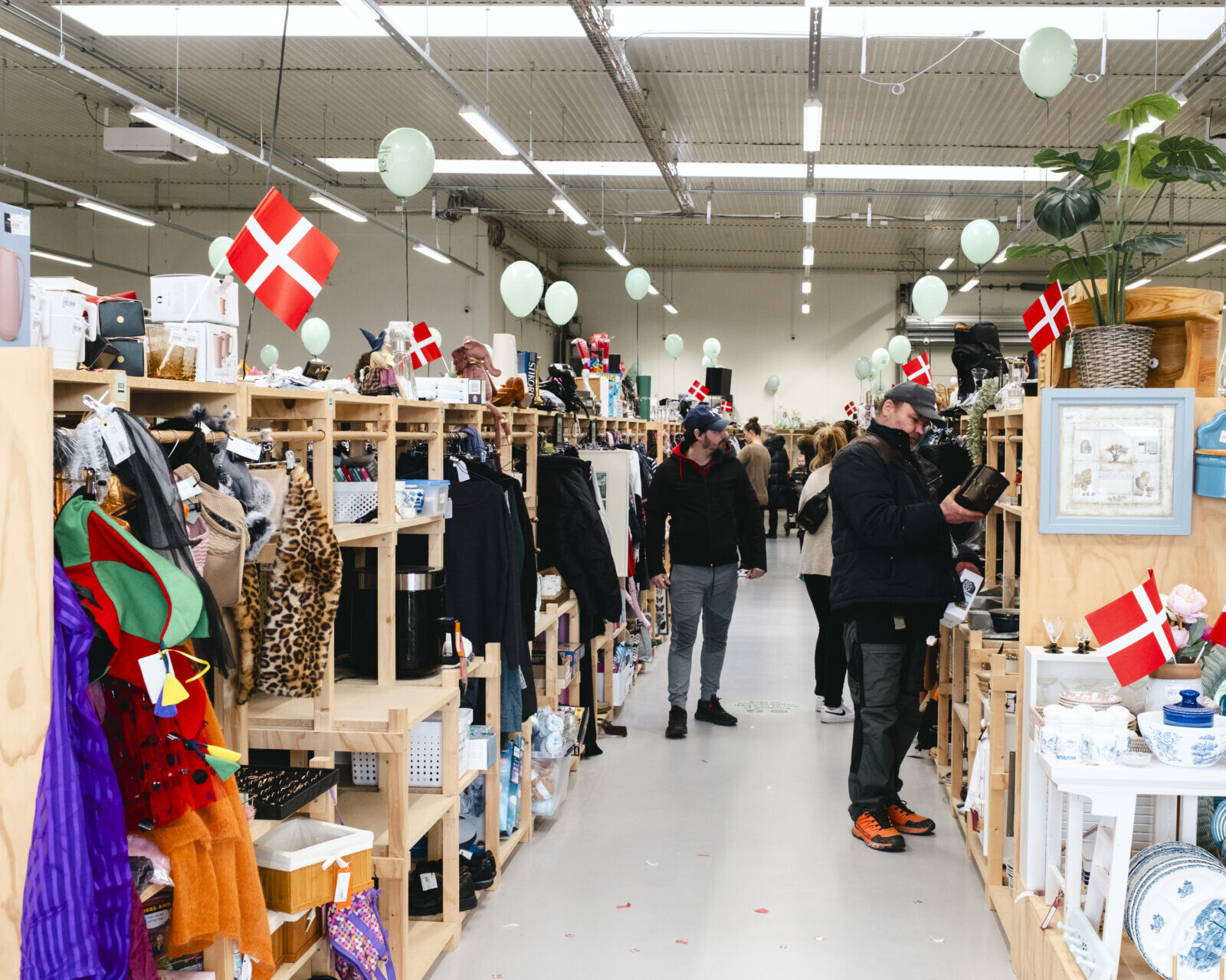 Butikken i Esbjerg bliver pyntet op og bugner med loppefund til fødselsdagen d. 15. november. Foto: Silje Louw, Kirppu Group ApS