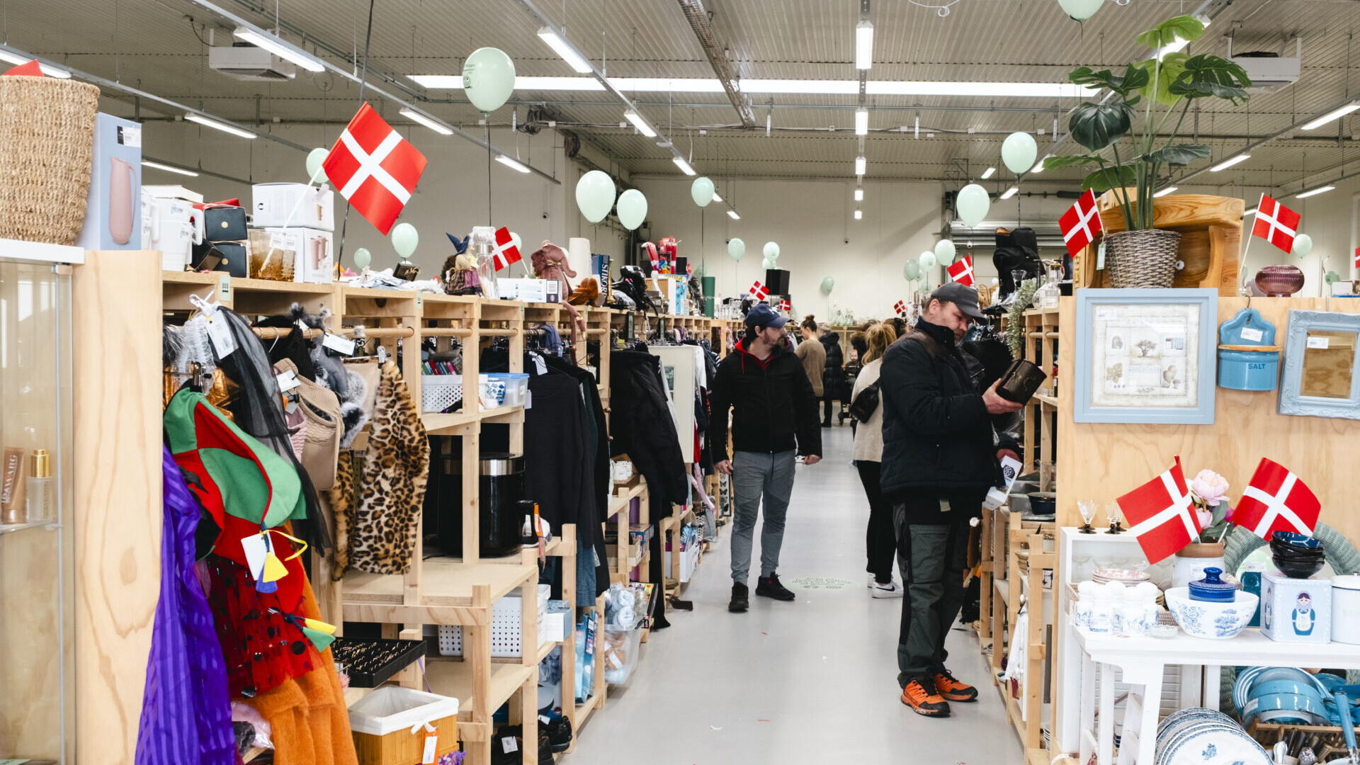 Butikken i Esbjerg bliver pyntet op og bugner med loppefund til fødselsdagen d. 15. november. Foto: Silje Louw, Kirppu Group ApS