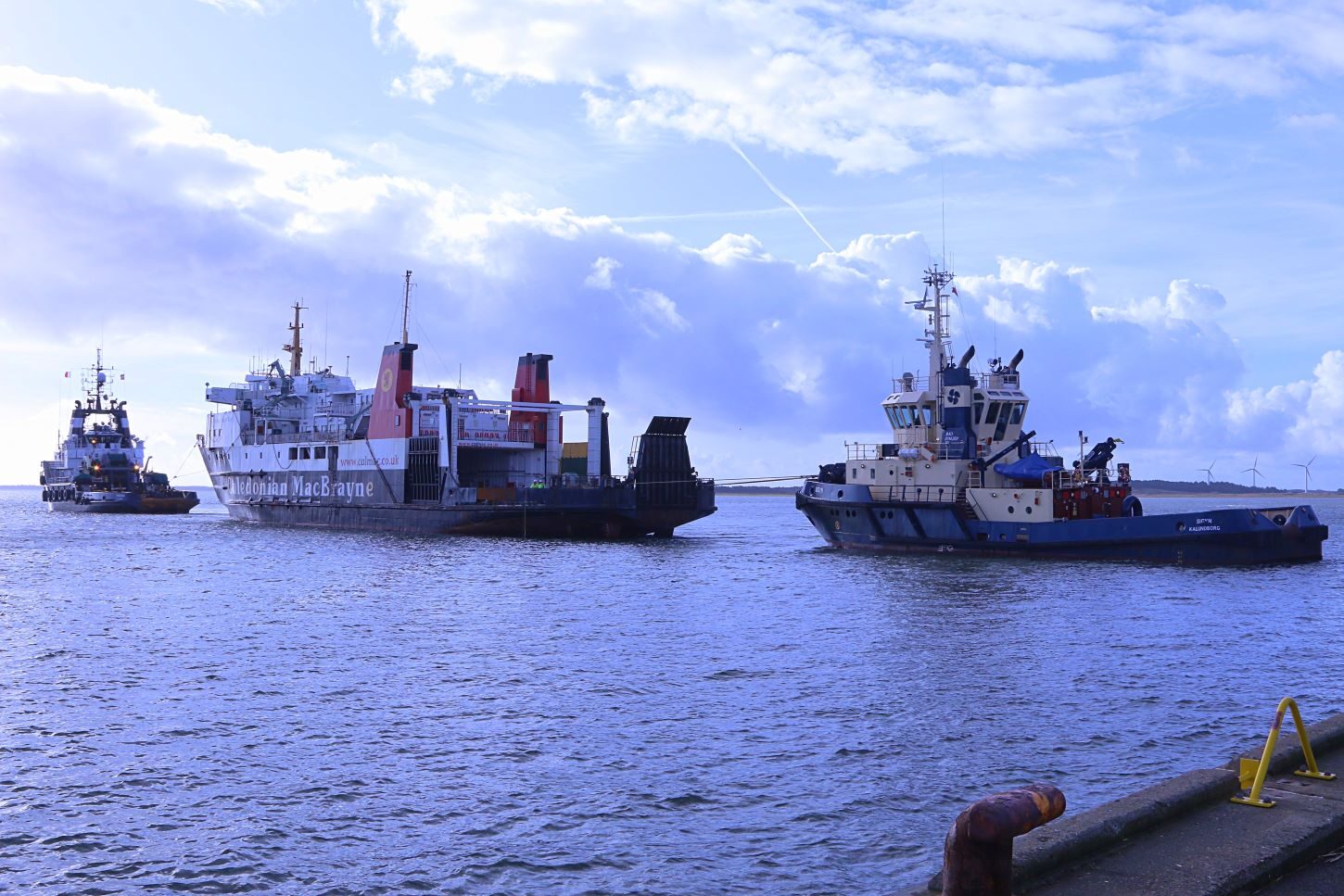uren er slut - nu skal færgen bare trækkes med agterenden først ind til kajen