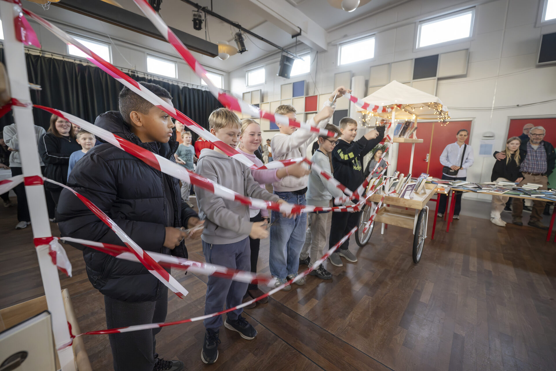 Bogfernisering på Vitaskolen - snoren klippes for at markere adgangen til alle de dejlige nye bøger. Foto: Esbjerg Kommune