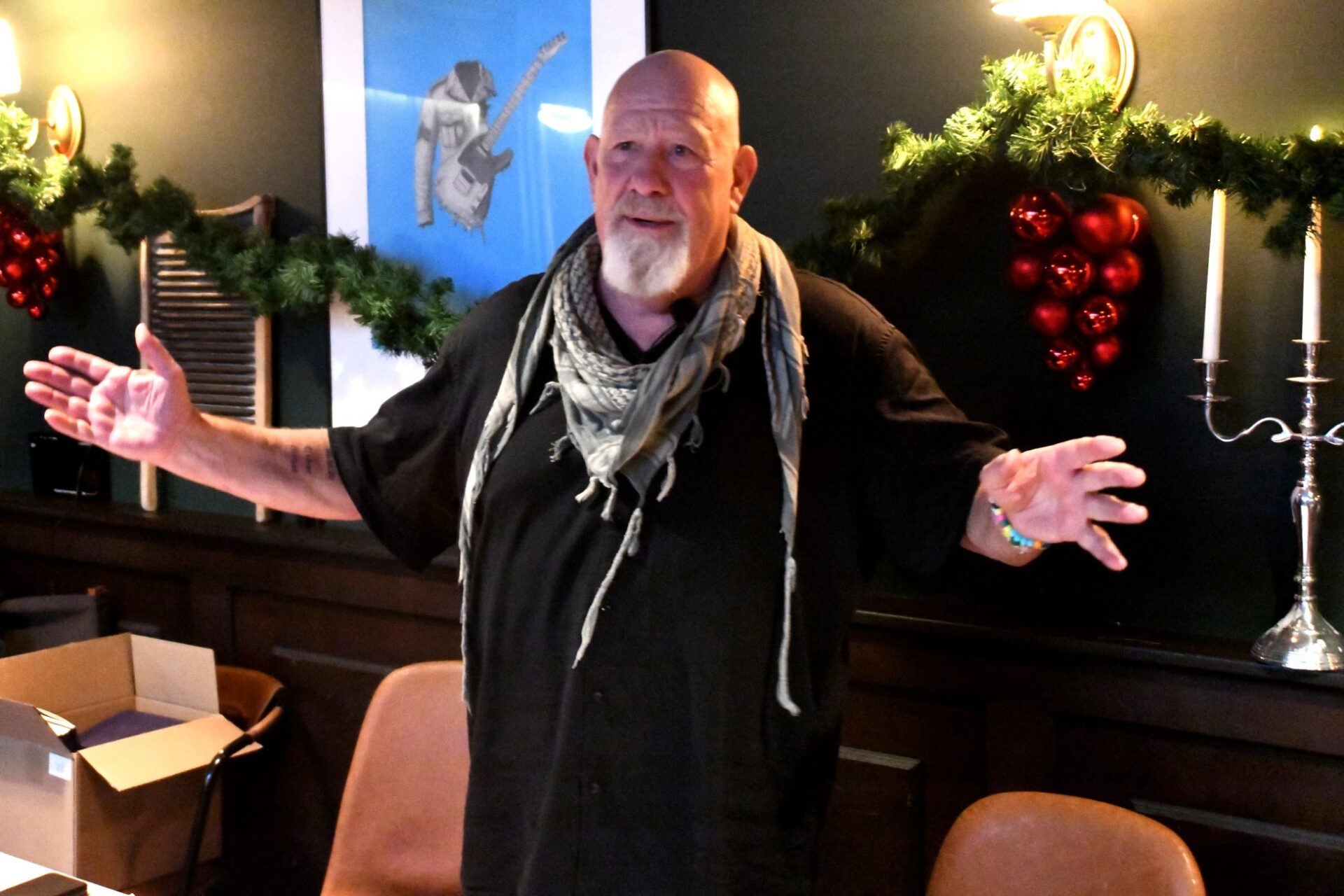 Erik Trigger taler til gæsterne, hvor han roser den nye forfatters mod og udvikling. Foto: Peter Langwithz Smith.