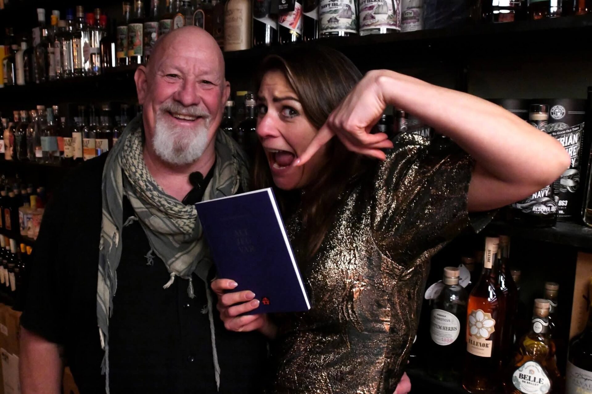 Dér var den jo! Karen Marie Jørgensens første digtsamling nåede lige akkurat at nå frem fra trykken få dage før receptionen. Foto: Peter Langwithz Smith.