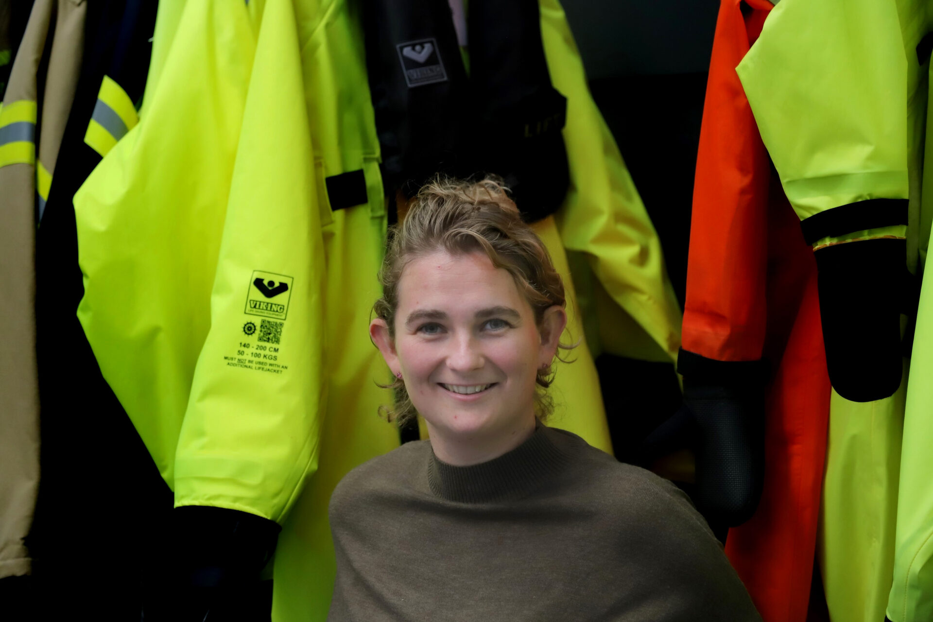 Simone fremviser rækken af overlevelsesdragter. Foto: Johnny Tauman.