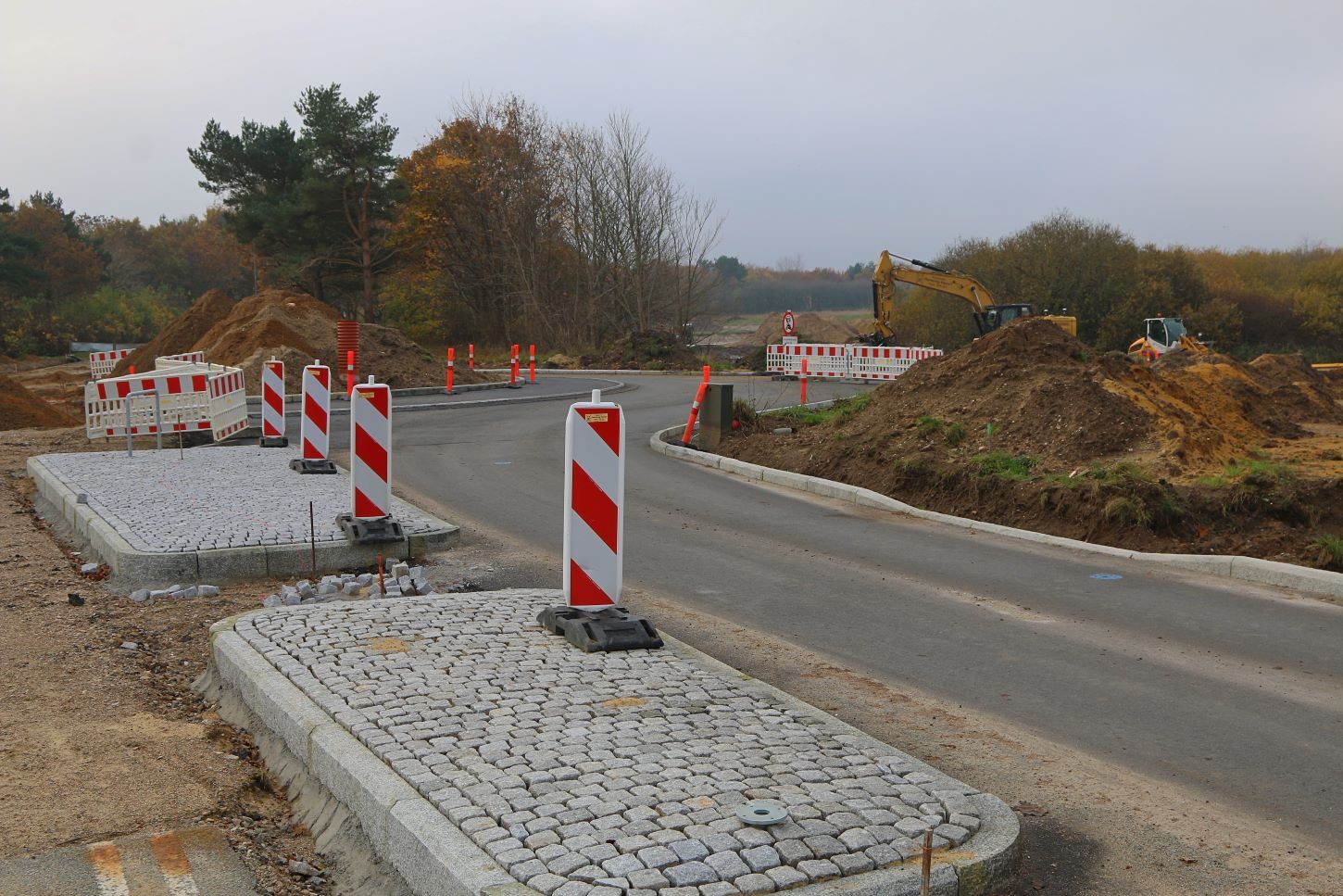 Helleanlæggene bliver løbende brolagt og påmonteret beslag til skilte. Foto: Johnny Tauman.