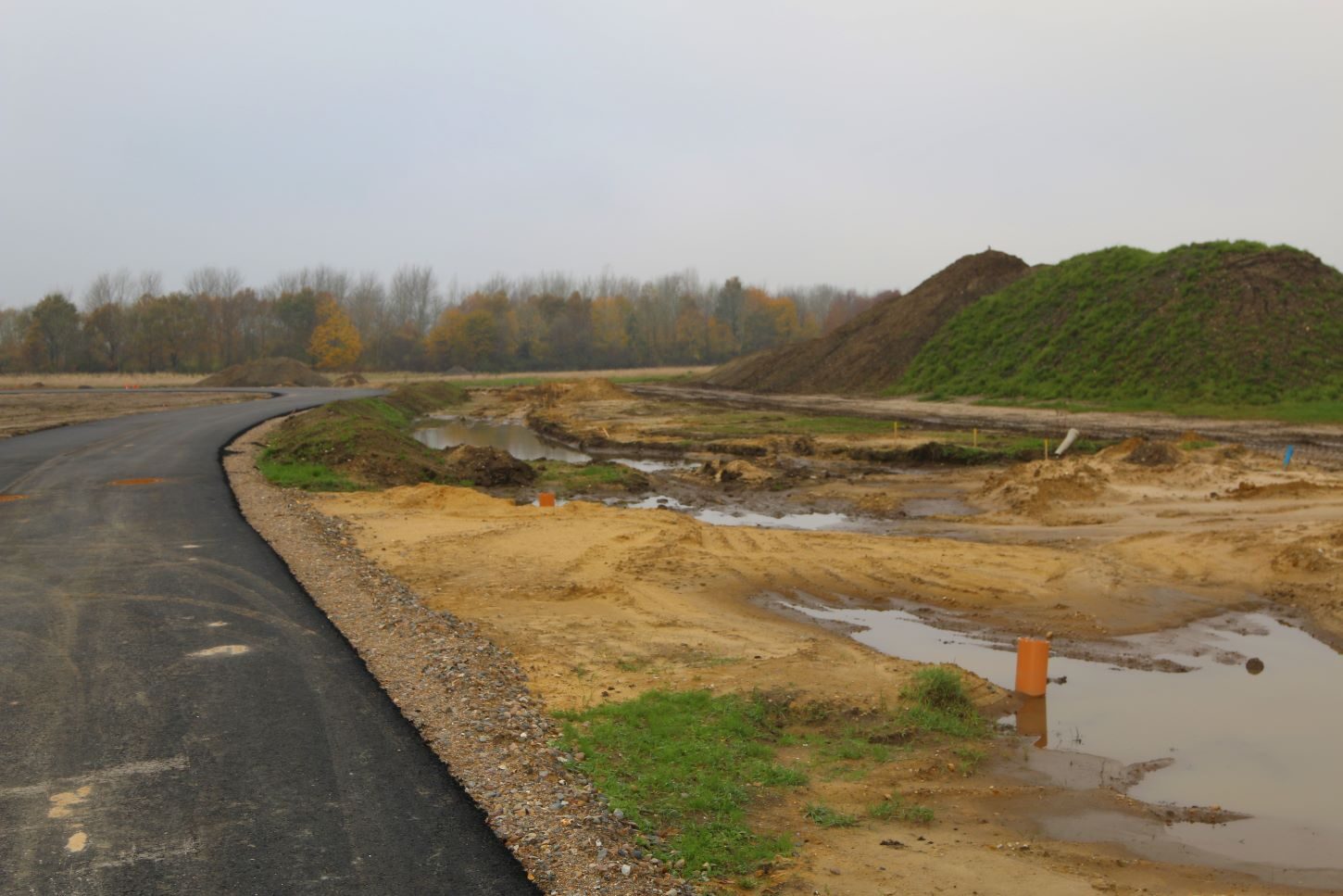 Den asfalterede vej slynger sig gennem området. Foto: Johnny Tauman.