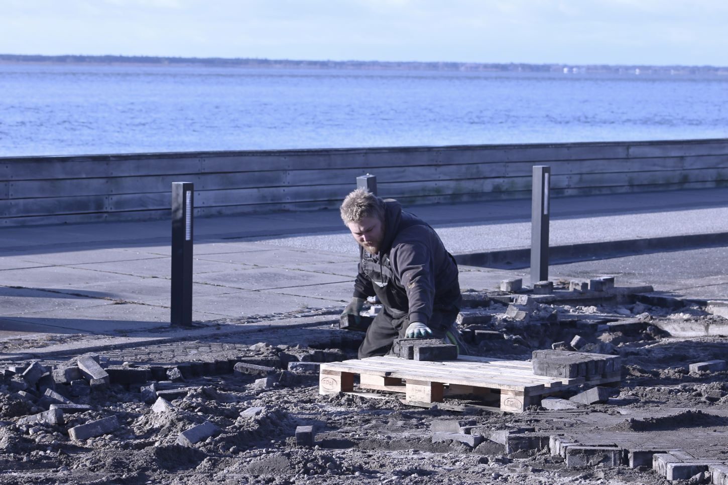 Alle sten skal sorteres og stables. Foto: Johnny Tauman.