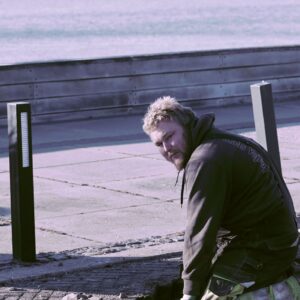 Nikolaj fra Damhus ved Ribe arbejder pt som brolægger på Strandpromenaden i Hjerting. Foto: Johnny Tauman.