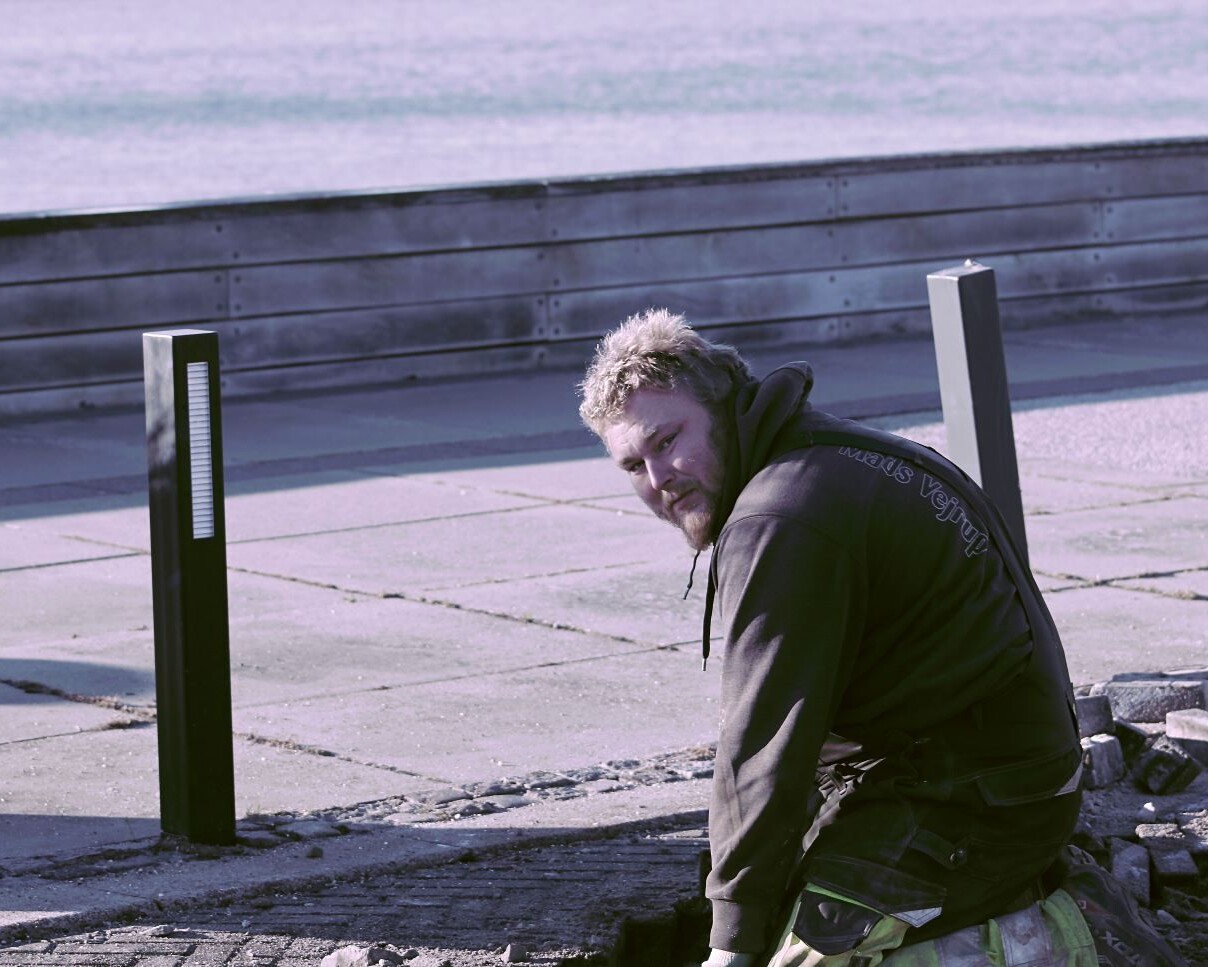 Nikolaj fra Damhus ved Ribe arbejder pt som brolægger på Strandpromenaden i Hjerting. Foto: Johnny Tauman.