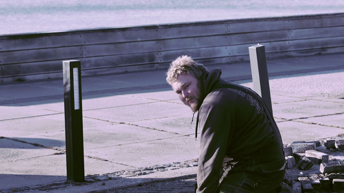 Nikolaj fra Damhus ved Ribe arbejder pt som brolægger på Strandpromenaden i Hjerting. Foto: Johnny Tauman.
