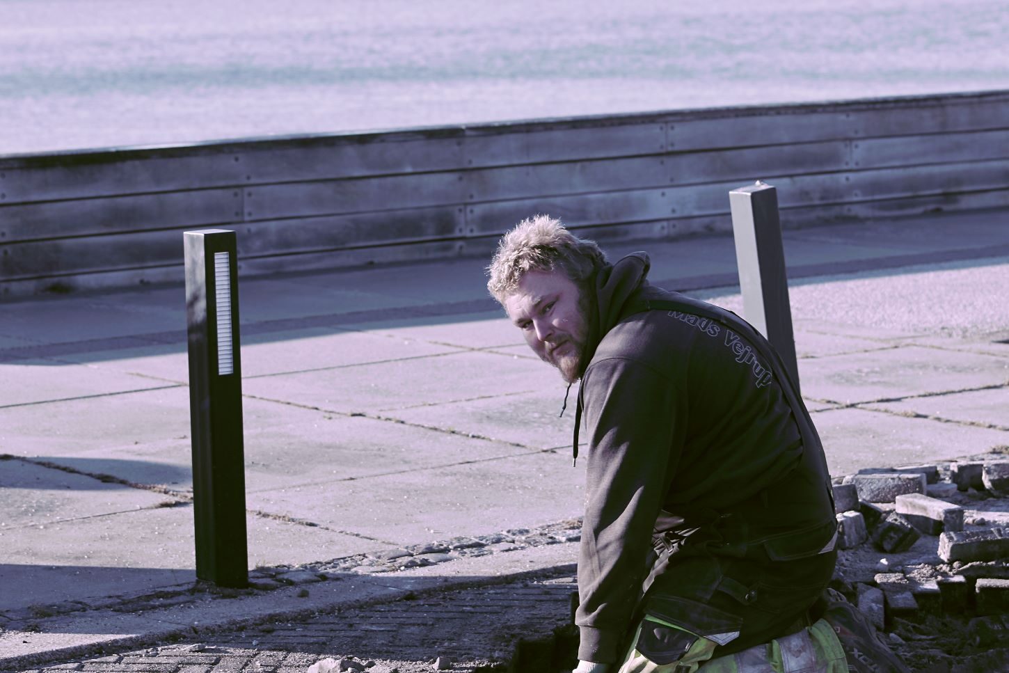 Nikolaj fra Damhus ved Ribe arbejder pt som brolægger på Strandpromenaden i Hjerting. Foto: Johnny Tauman.