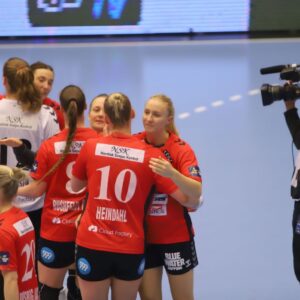 Team Esbjerg i moderat jubel efter sejren. Foto: Johnny Tauman.