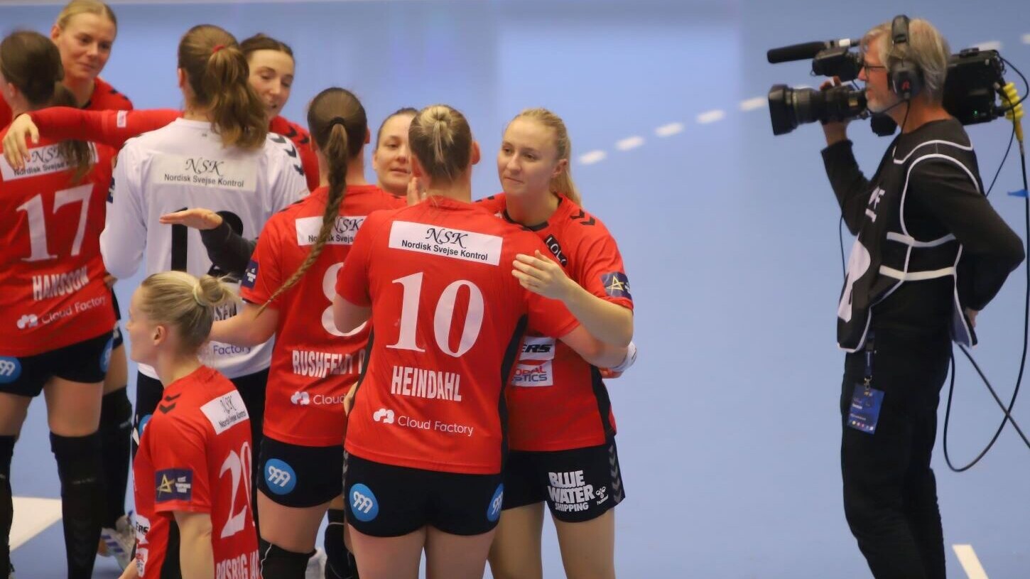 Team Esbjerg i moderat jubel efter sejren. Foto: Johnny Tauman.