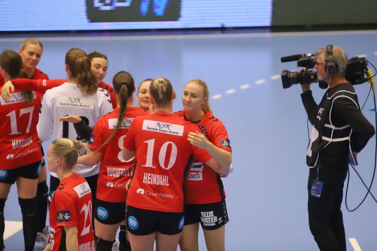 Team Esbjerg i moderat jubel efter sejren. Foto: Johnny Tauman.