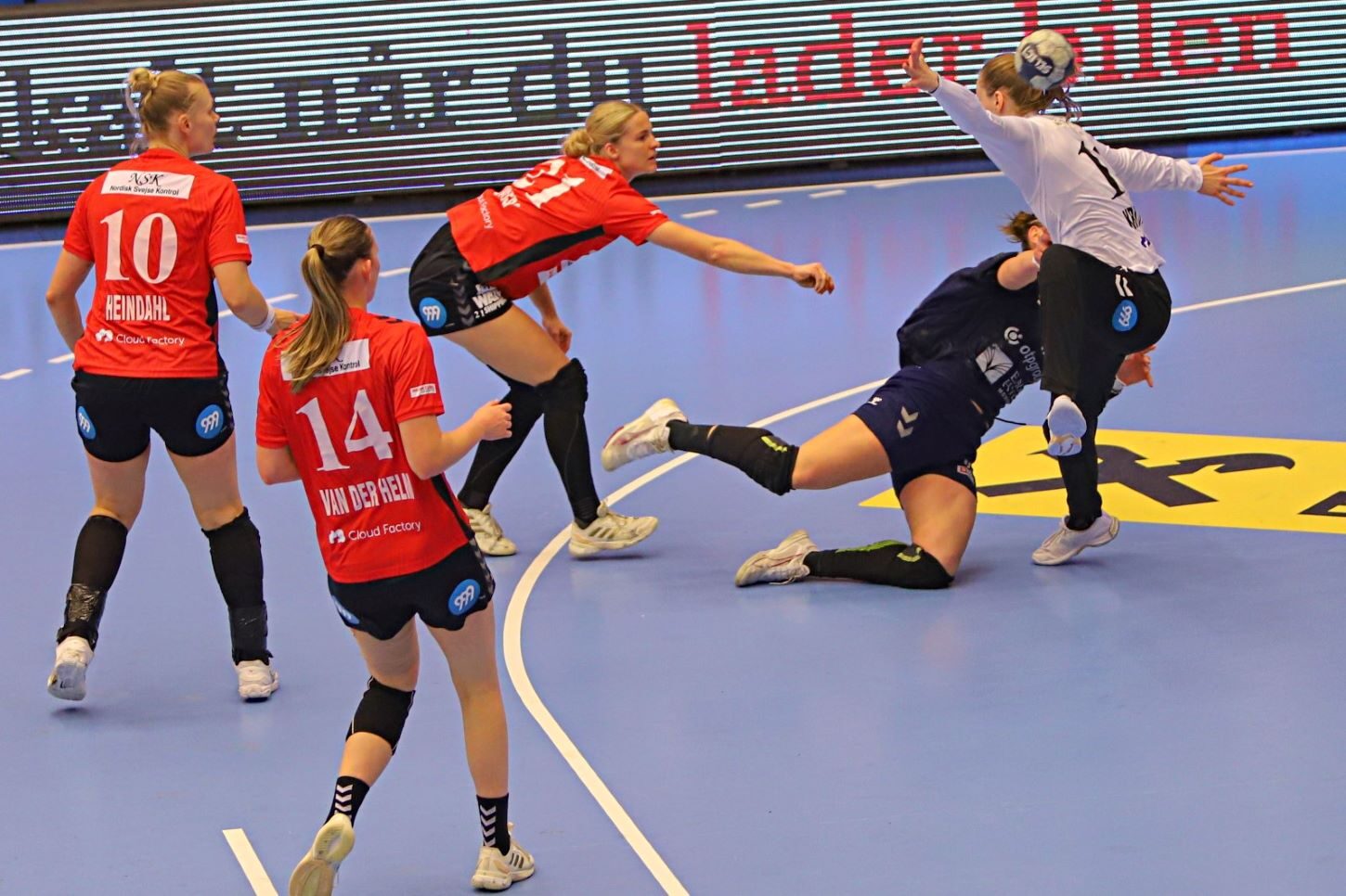 Anna Kristensen forhindrede en scoring ved at arbejde tæt på målcirklen. Foto: Johnny Tauman.