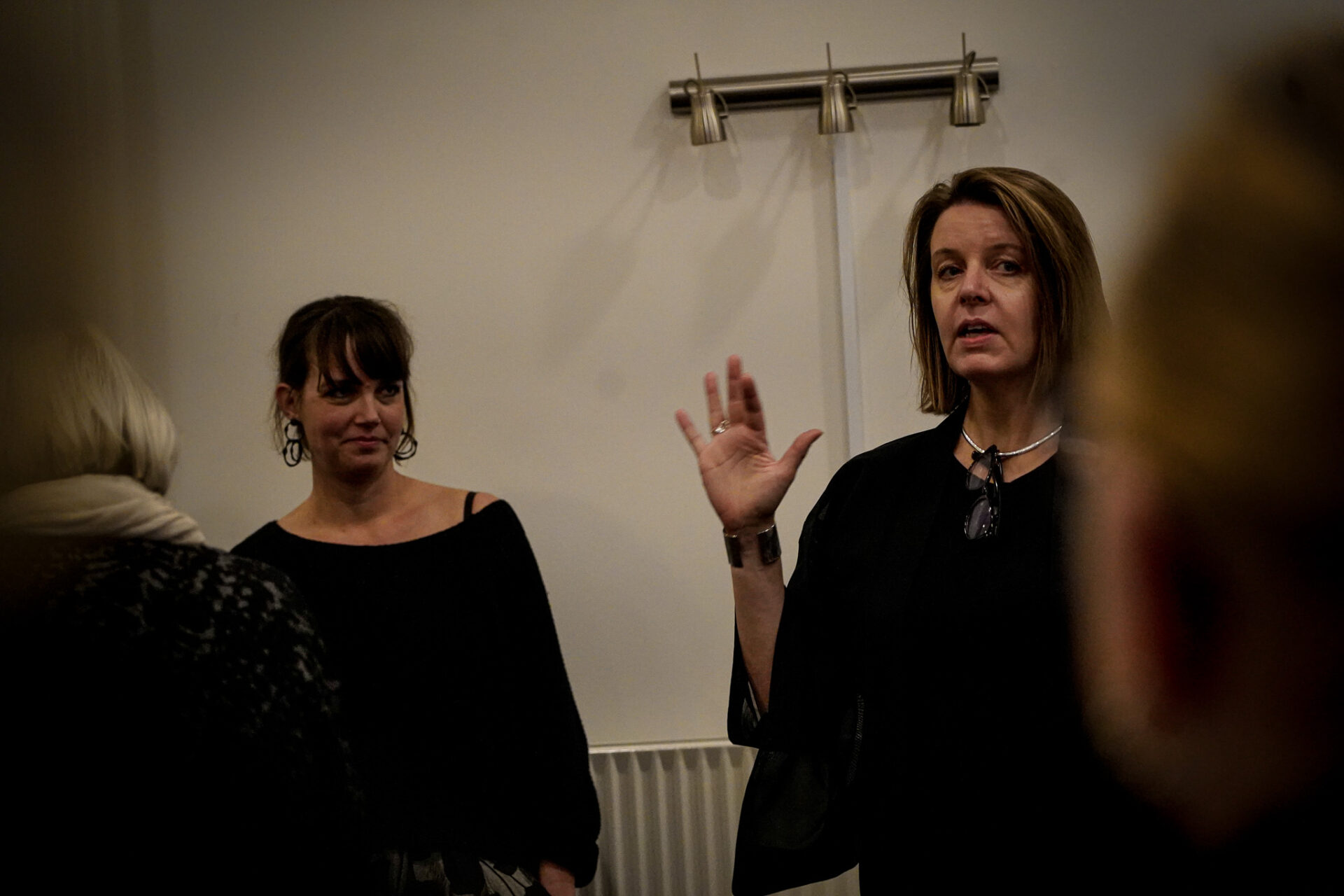 Christiane Finsen (th), inspektør på Esbjerg Kunstmuseum, introducerede publikum til udstillingsrummet. Marie Lahn til venstre. Foto: Fjodor Pedersen.