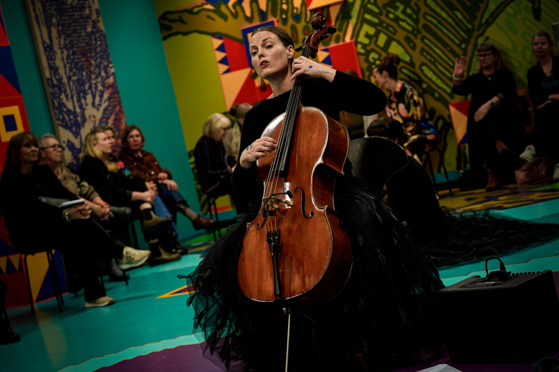 Inger Juhl var med til at sætte stemningen med lavmeldt sang og musik, da publikum indfandt sig. Foto: Fjodor Pedersen.