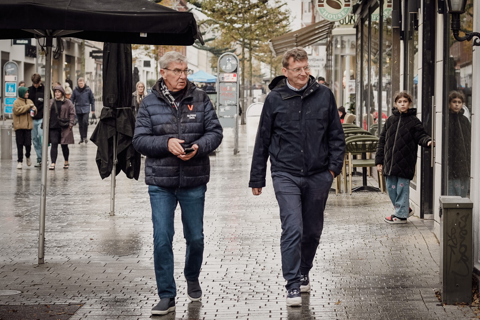 Troels Lund Poulsen blev fulgt til Kongensgade 70 af V-kandidat Olfert Krog. Foto: Fjodor Pedersen.