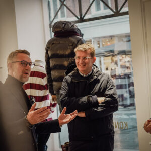 Henrik Aarestrup bød Troels Lund Poulsen, Jesper Frost Rasmussen indenfor i Kongehuset Men. Foto: Fjodor Pedersen.