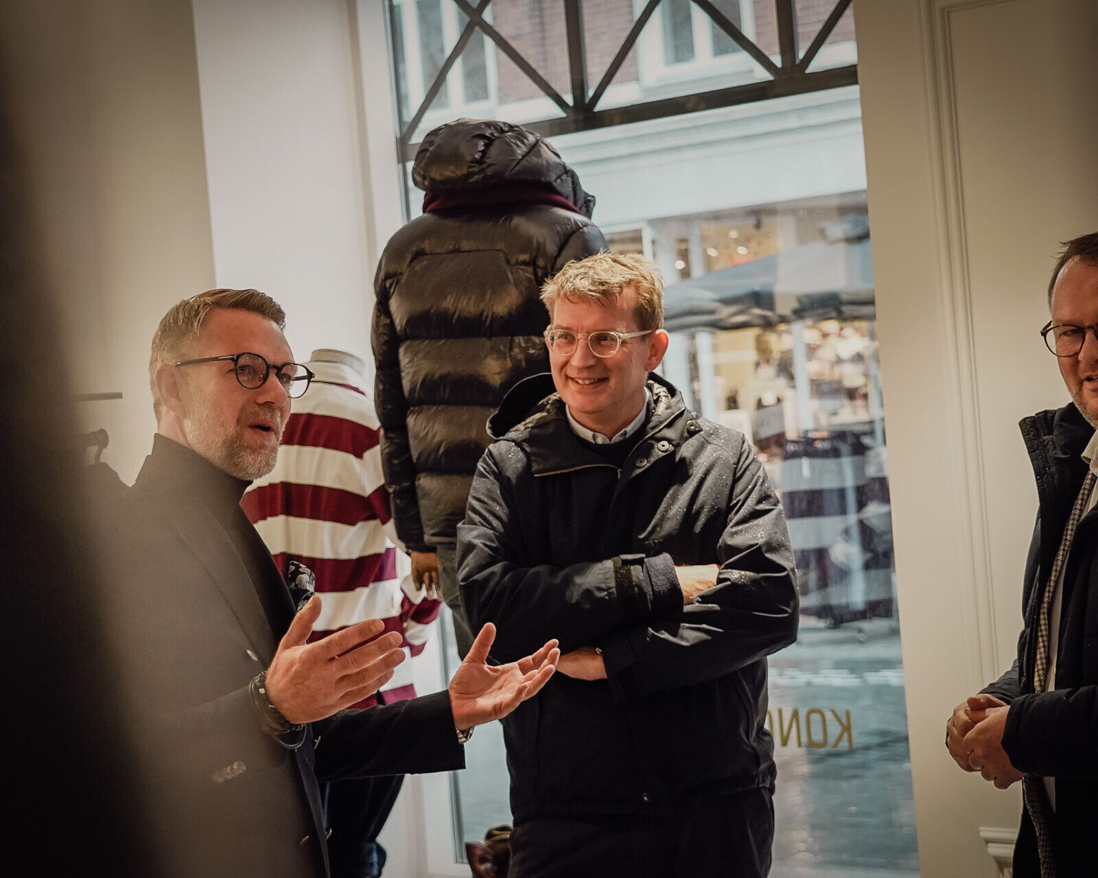 Henrik Aarestrup bød Troels Lund Poulsen, Jesper Frost Rasmussen indenfor i Kongehuset Men. Foto: Fjodor Pedersen.