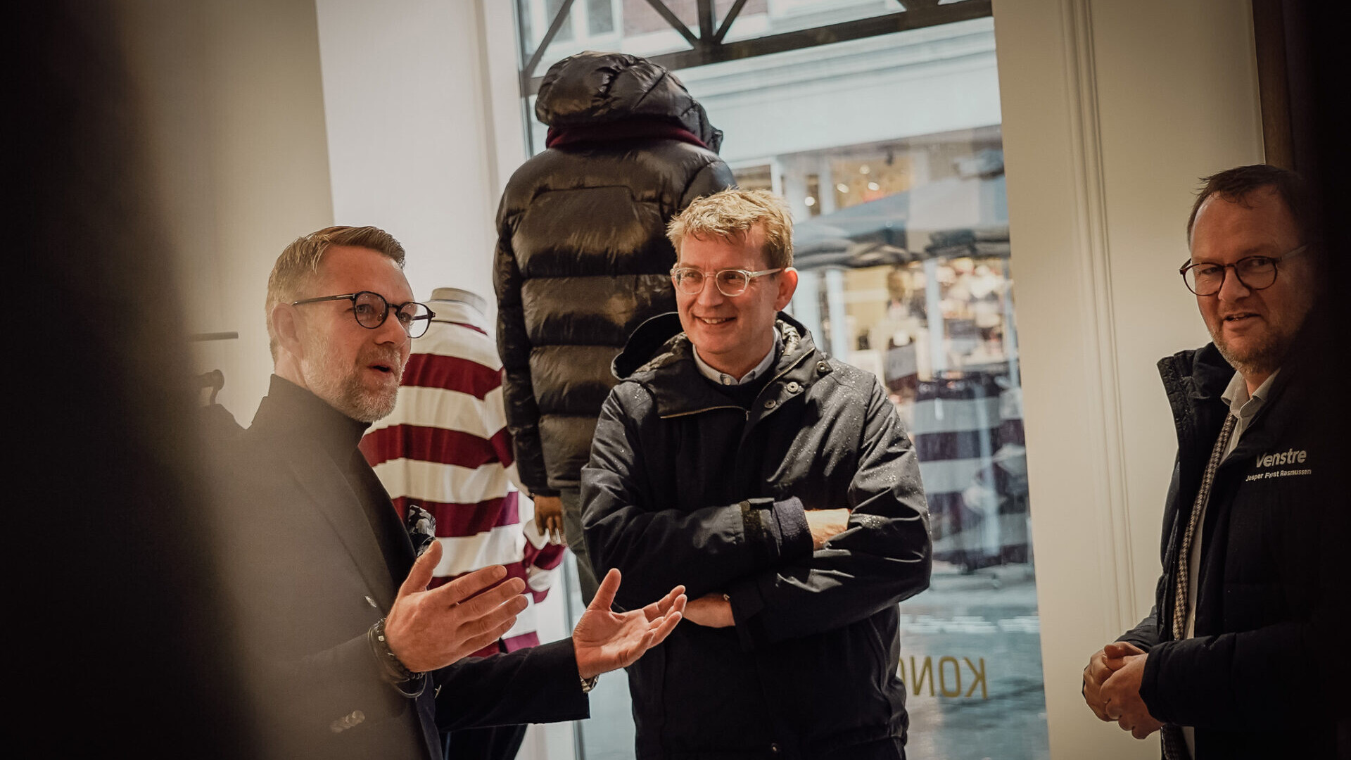 Henrik Aarestrup bød Troels Lund Poulsen, Jesper Frost Rasmussen indenfor i Kongehuset Men. Foto: Fjodor Pedersen.