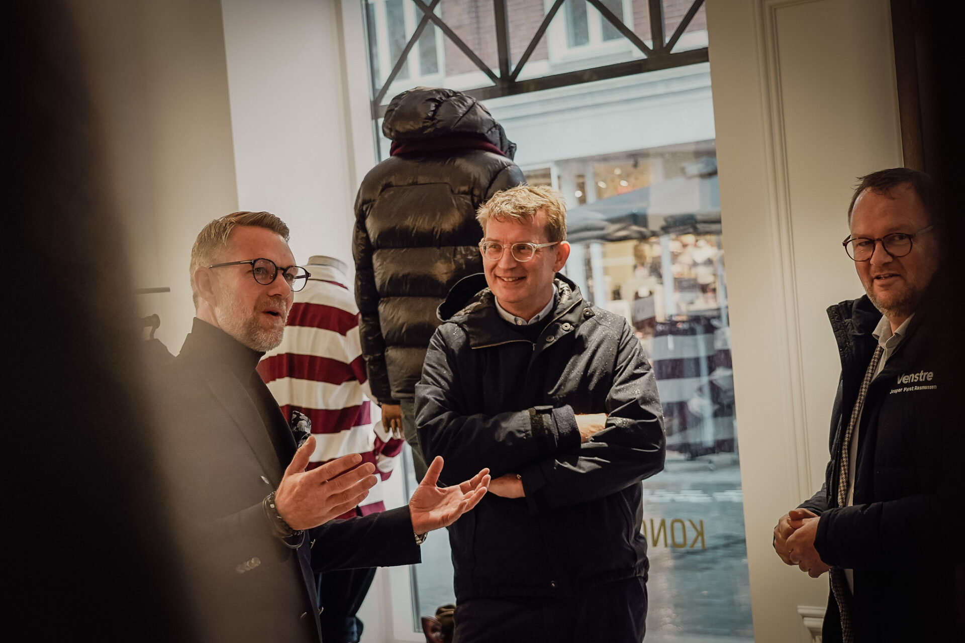 Henrik Aarestrup bød Troels Lund Poulsen, Jesper Frost Rasmussen indenfor i Kongehuset Men. Foto: Fjodor Pedersen.