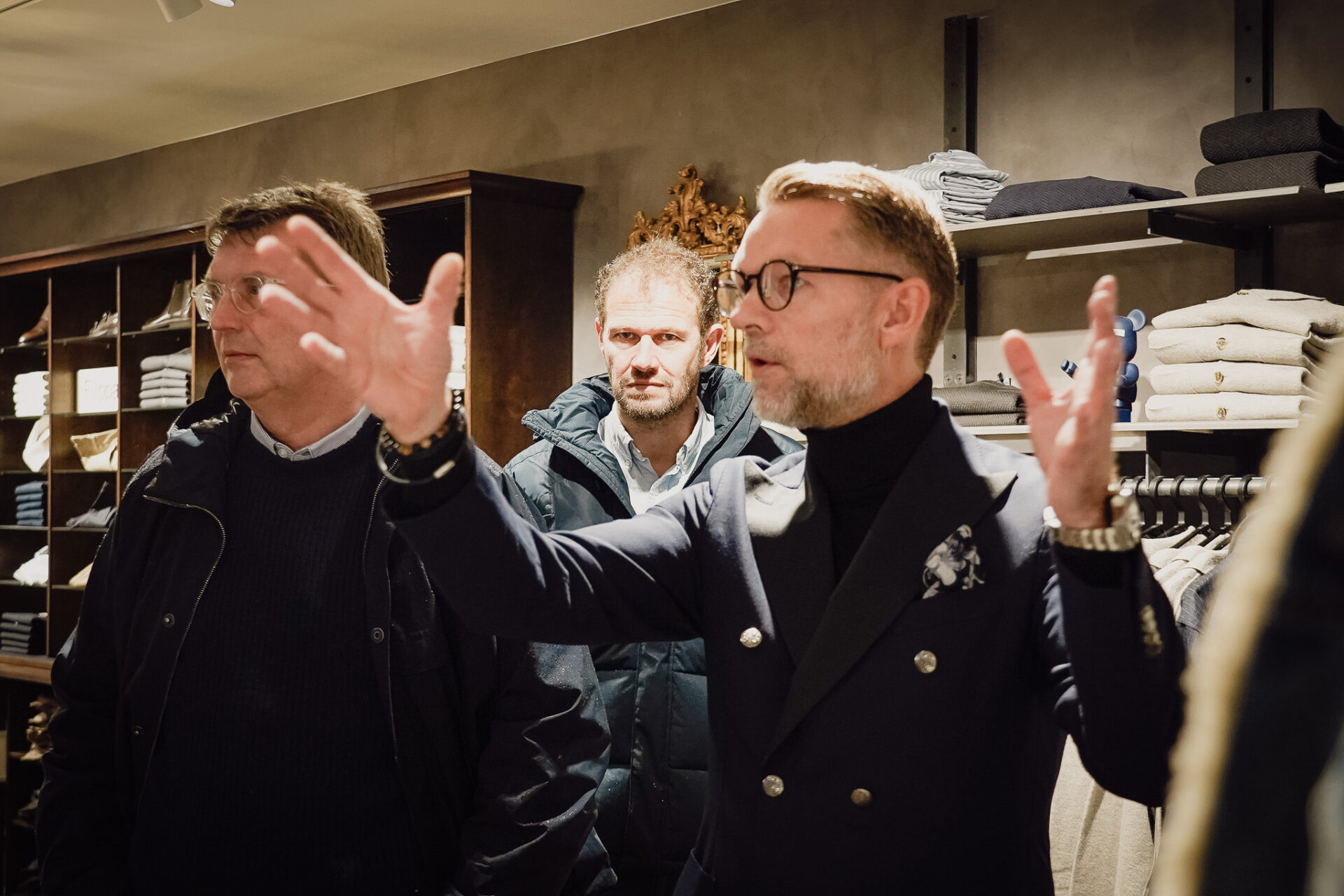Henrik Aarestrup, Kongehuset Men, forklarede V-formanden om indretningen i den gamle bankbygning. Foto: Fjodor Pedersen.