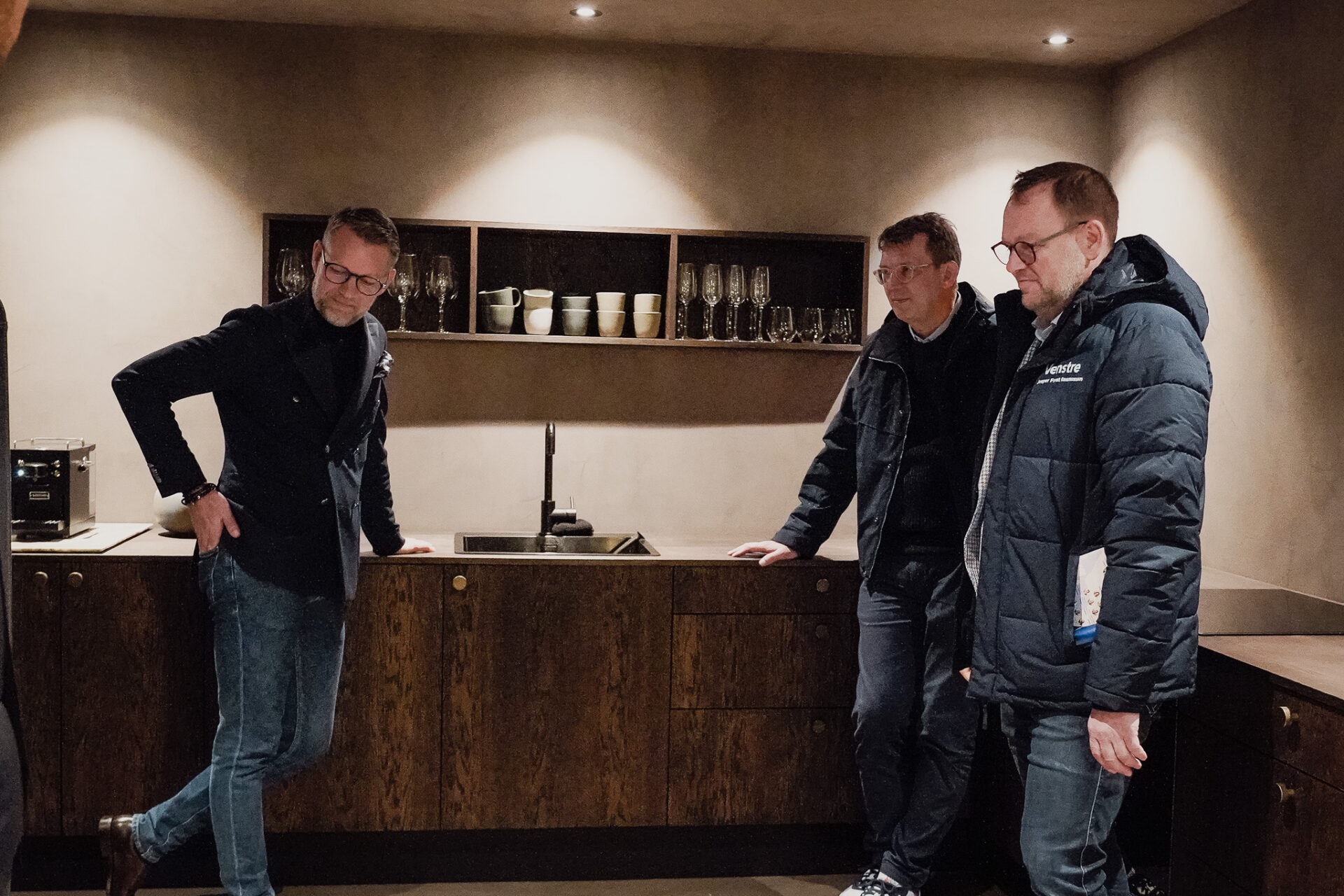 I kælderen er der blevet indrettet køkken og kontor. Foto: Fjodor Pedersen.