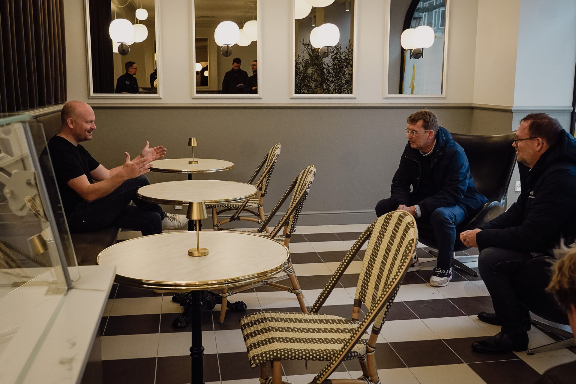 Det blev også til en snak om turisme og erhverv. V-formanden spurgte interesseret ind. Foto: Fjodor Pedersen.