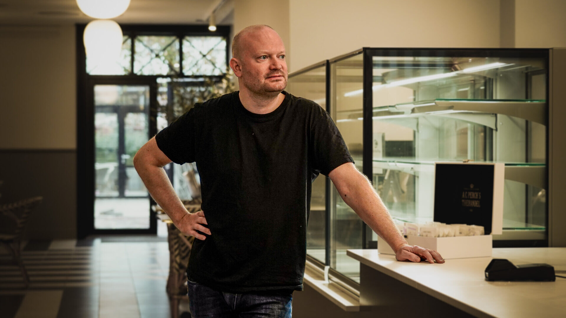 Mark Mikkelsen ser frem til at tage imod kunderne i Guldægget i Kongensgade. Foto: Fjodor Pedersen.