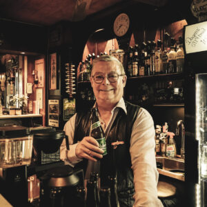 Per Lund Jensen står i baren på Horns Rev. Tidligere har han kørt taxa i 20 år og været offshore i ti. Foto: Fjodor Pedersen.