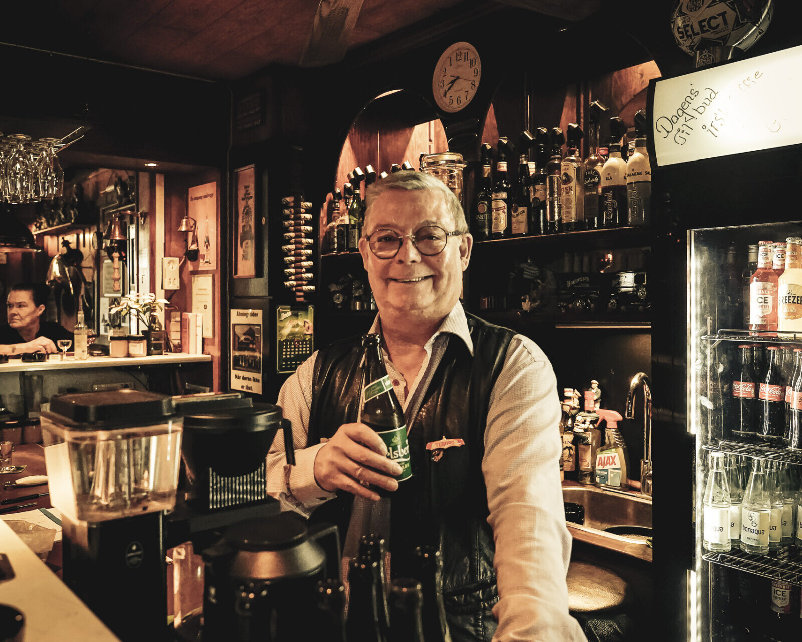 Per Lund Jensen står i baren på Horns Rev. Tidligere har han kørt taxa i 20 år og været offshore i ti. Foto: Fjodor Pedersen.