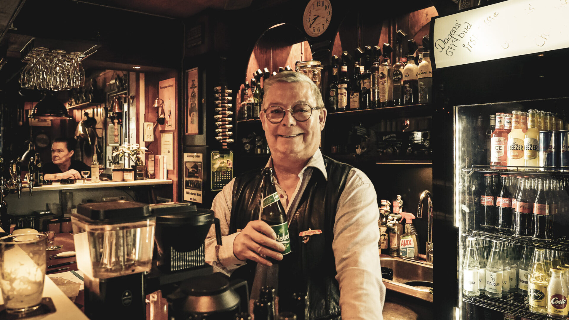 Per Lund Jensen står i baren på Horns Rev. Tidligere har han kørt taxa i 20 år og været offshore i ti. Foto: Fjodor Pedersen.