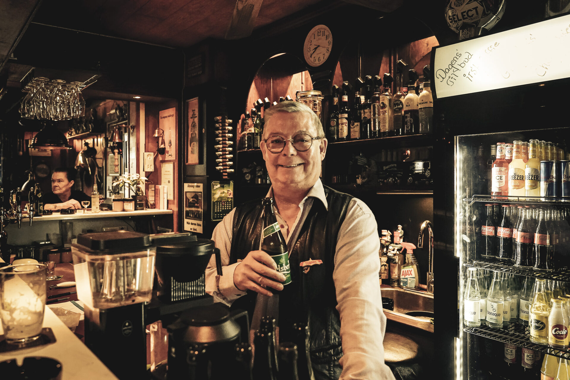 Per Lund Jensen står i baren på Horns Rev. Tidligere har han kørt taxa i 20 år og været offshore i ti. Foto: Fjodor Pedersen.