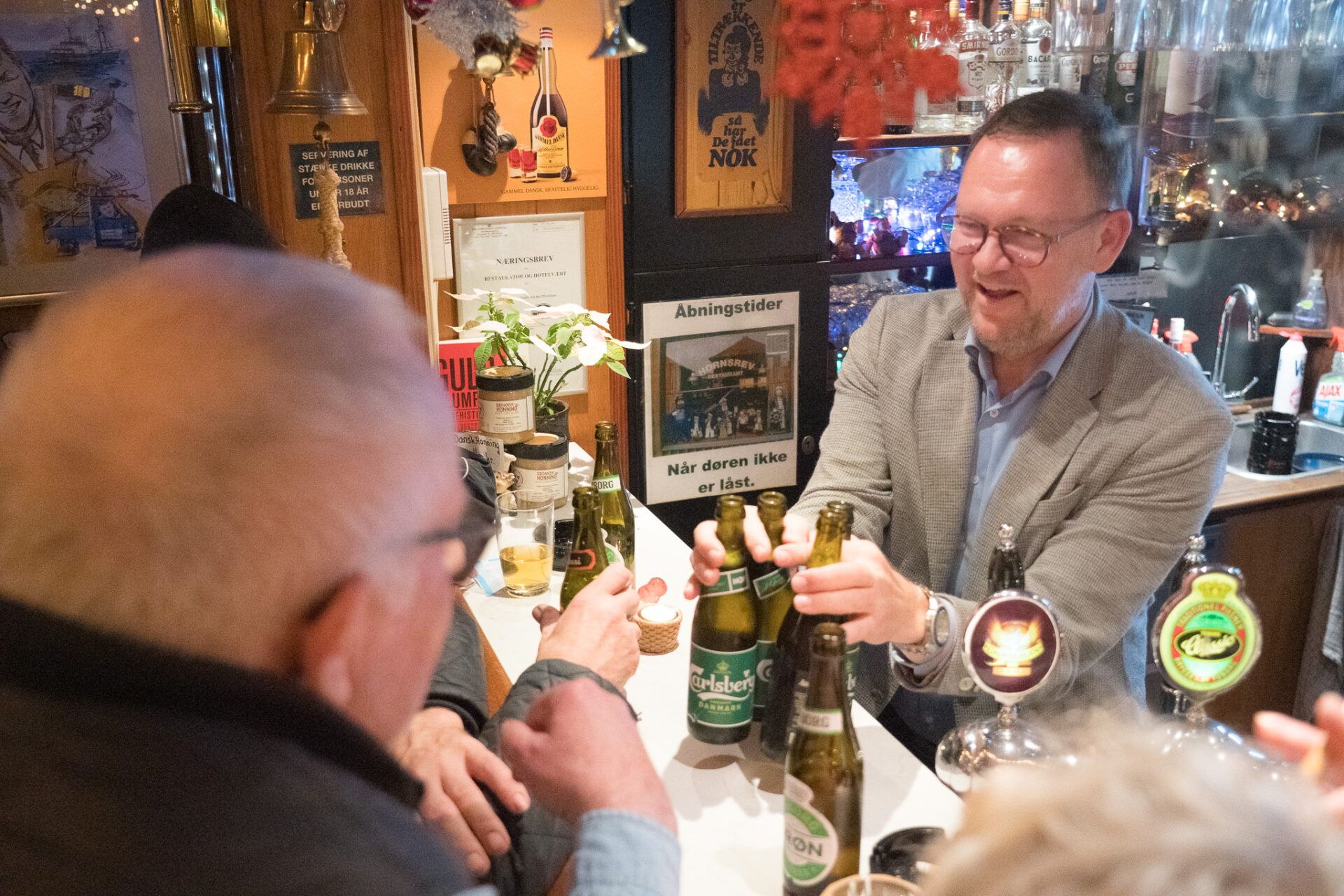 Byrådskollega Hans Erik Møller (S) var blandt gæsterne - og fik af borgmesteren serveret øller. Foto: Fjodor Pedersen.