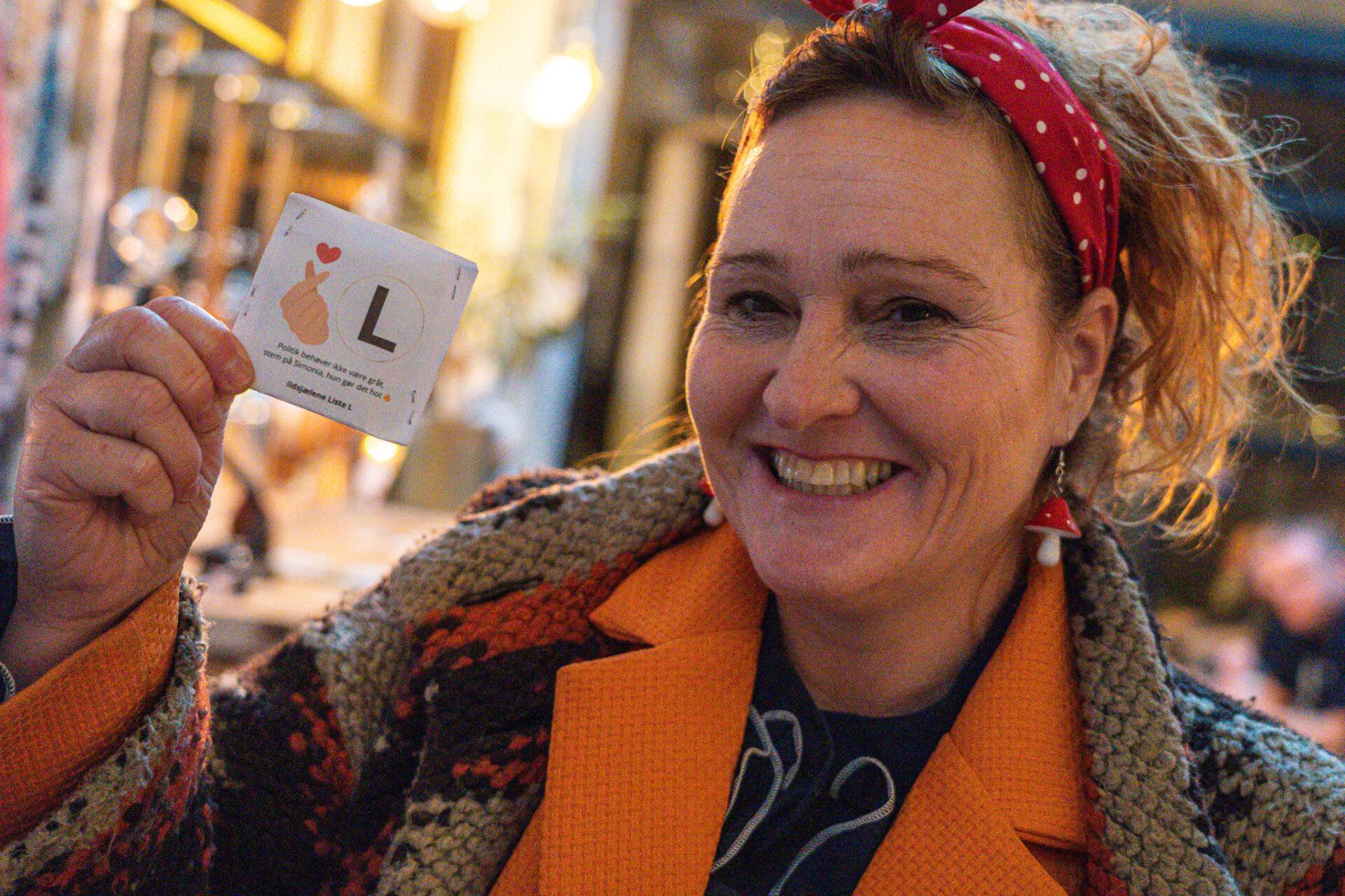 Christina Simonia Straarup fremviser en prototype på kondomindpakningen. Foto: Fjodor Pedersen.