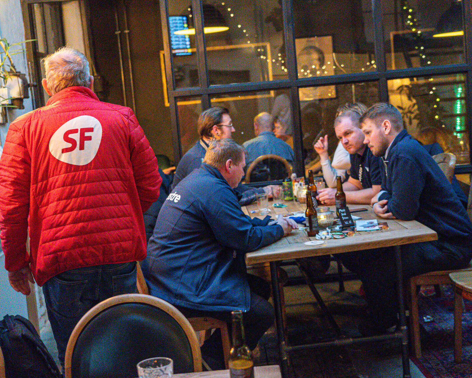 Kandidater fra forskellige partier fandt fælles fodslaw lørdag eftermiddag. Foto: Fjodor Pedersen.