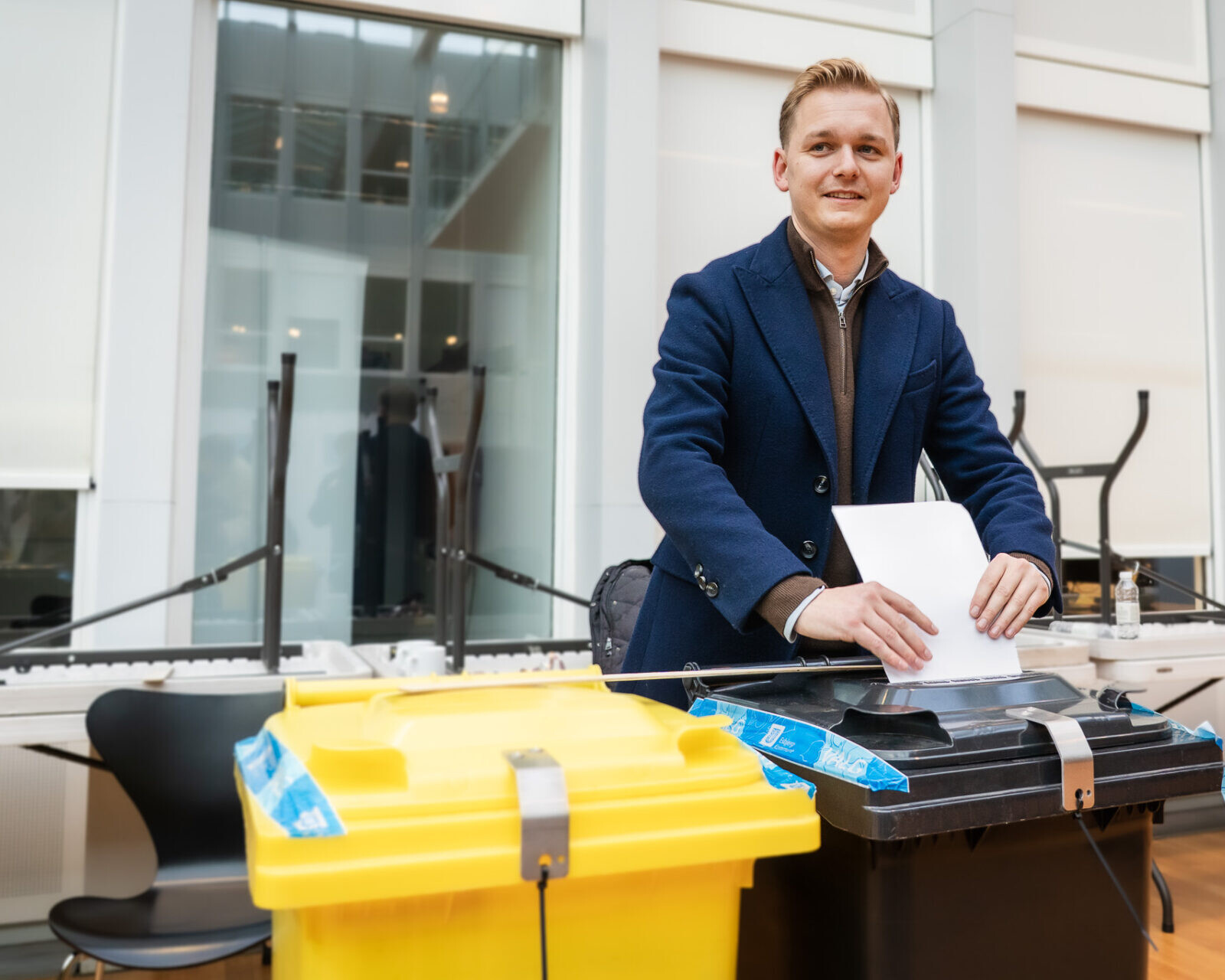 Viceborgmester Nicolaj Aarøe (K) afgav sin stemme på rådhuset tirsdag eftermiddag. Foto: Fjodor Pedersen.