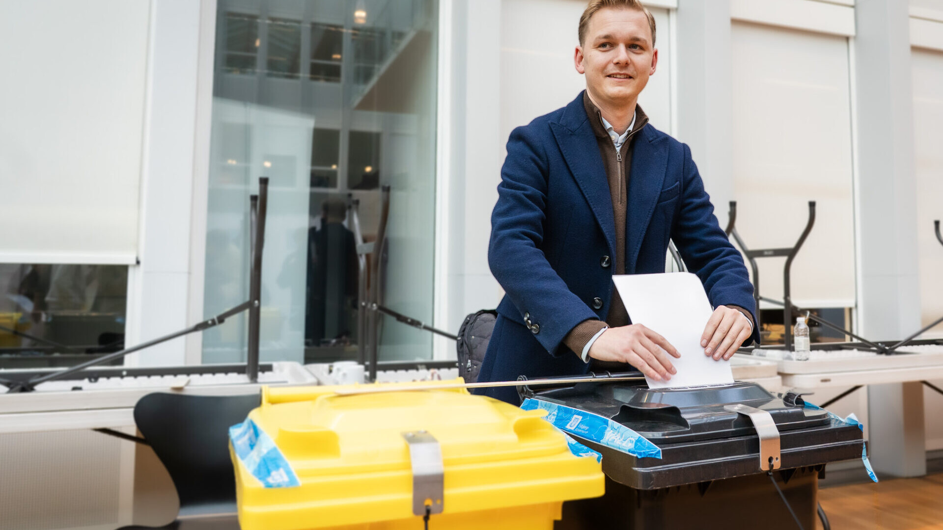 Viceborgmester Nicolaj Aarøe (K) afgav sin stemme på rådhuset tirsdag eftermiddag. Foto: Fjodor Pedersen.