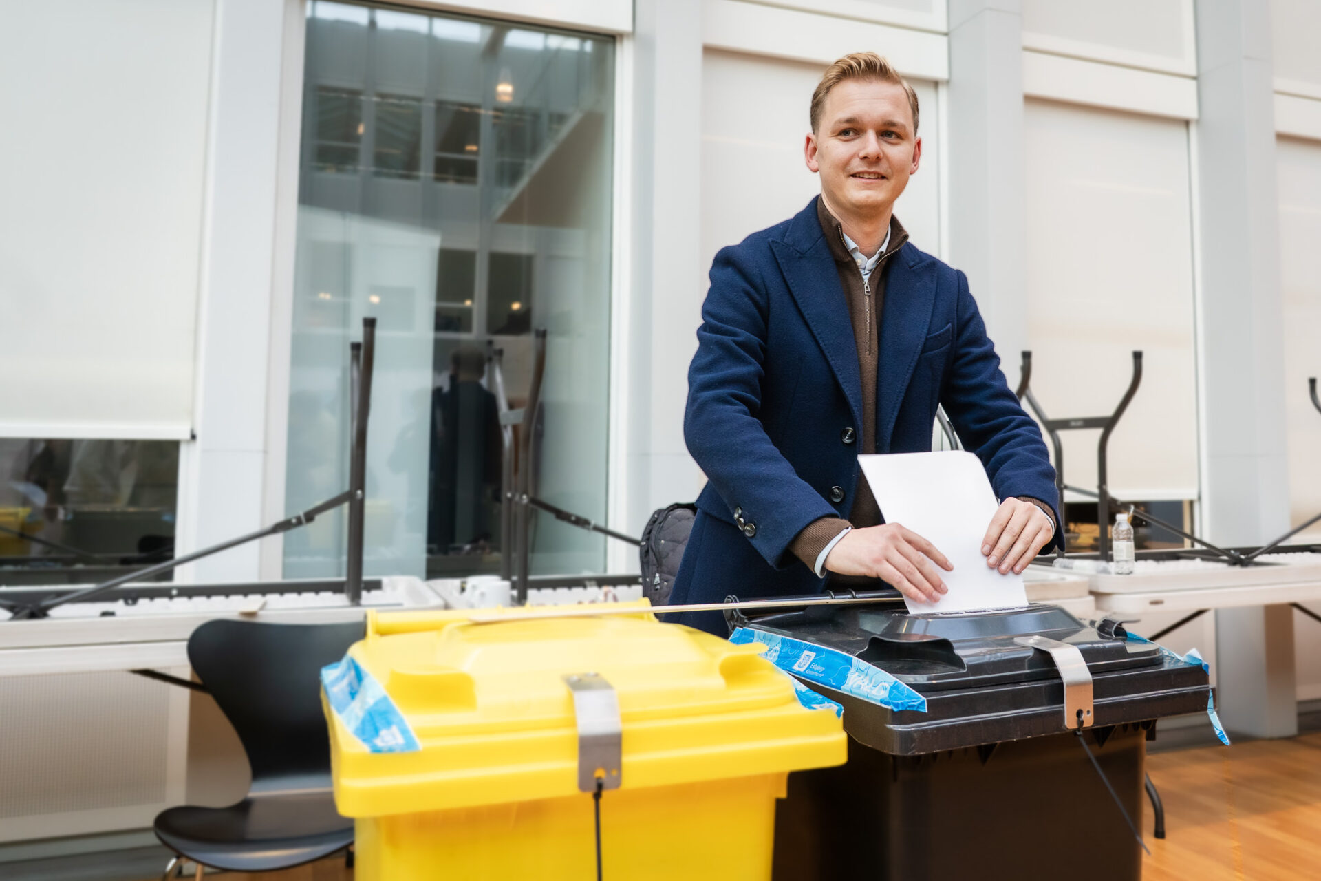 Viceborgmester Nicolaj Aarøe (K) afgav sin stemme på rådhuset tirsdag eftermiddag. Foto: Fjodor Pedersen.