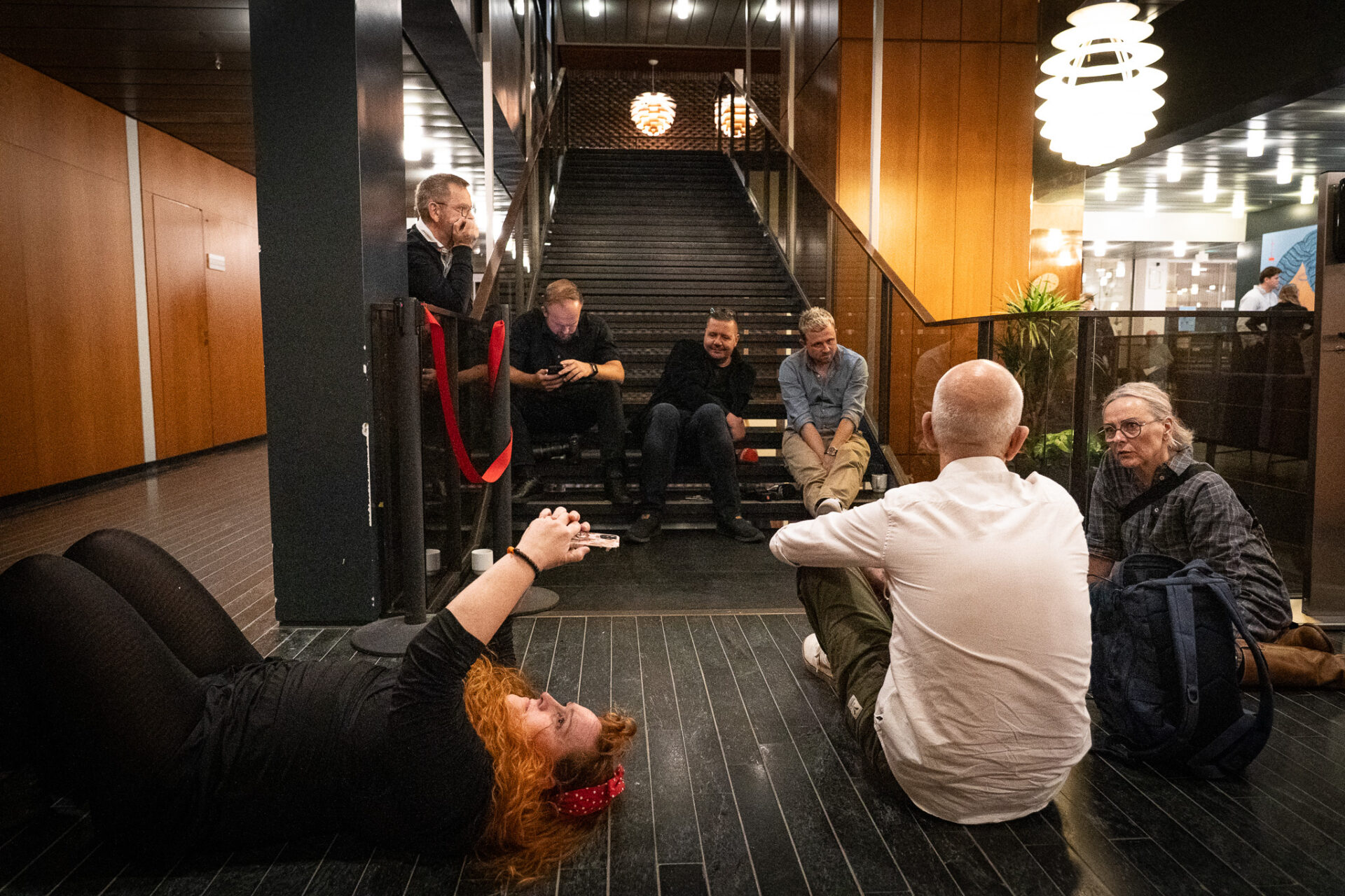 Flere gange var de ventende repræsentanter fra pressen ved at opgive - men de holdt stand. Foto: Fjodor Pedersen.