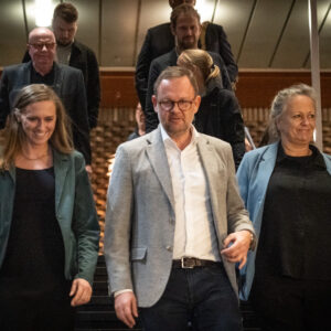 Sådan så det ud klokken 3.57: Jesper Frost Rasmussen fortsætter som borgmester - flankeret af May-Britt Andrea Andersen (K) og Susanne Dyreborg (DD). Foto: Fjodor Pedersen.