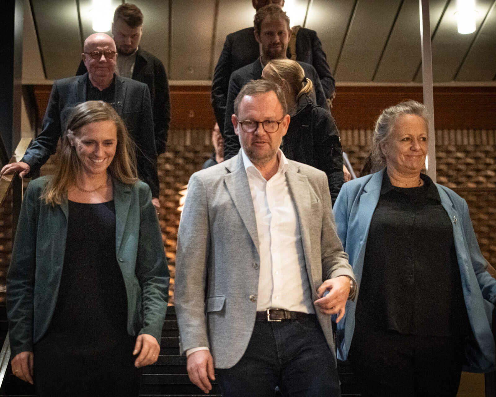 Sådan så det ud klokken 3.57: Jesper Frost Rasmussen fortsætter som borgmester - flankeret af May-Britt Andrea Andersen (K) og Susanne Dyreborg (DD). Foto: Fjodor Pedersen.