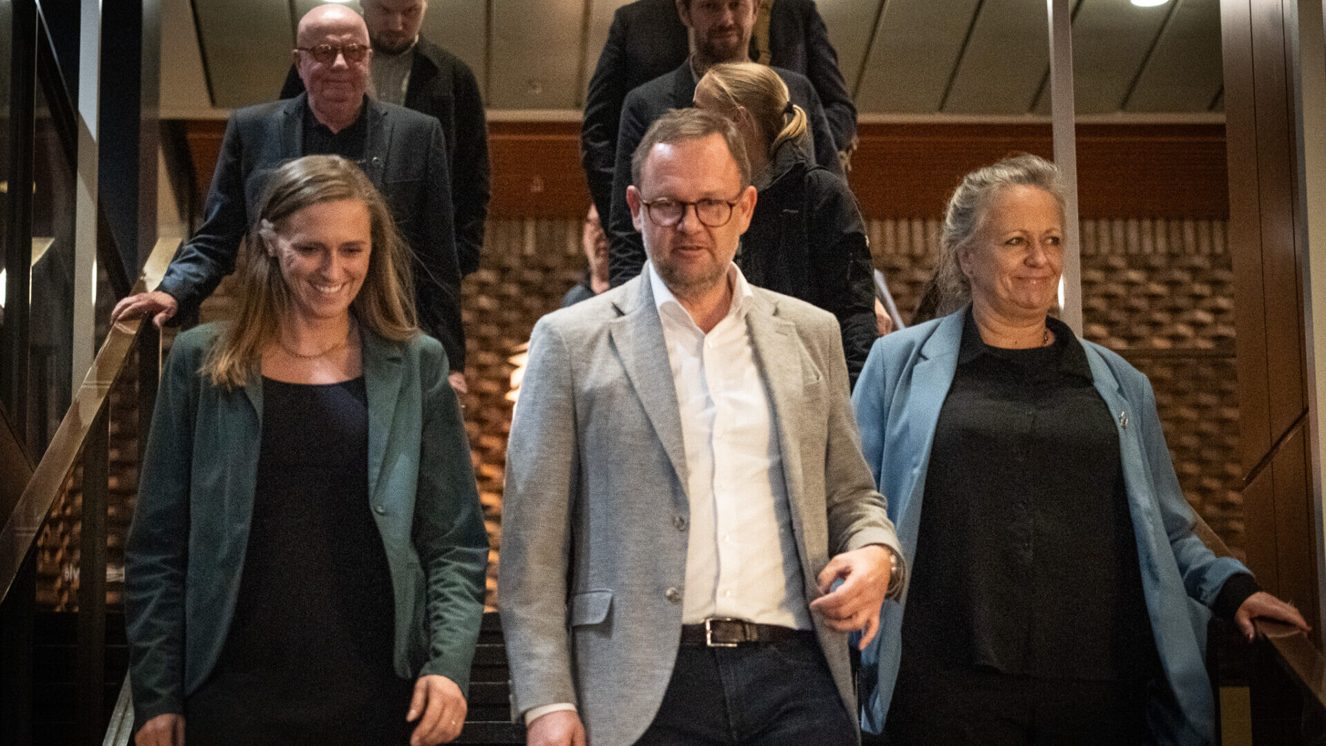 Sådan så det ud klokken 3.57: Jesper Frost Rasmussen fortsætter som borgmester - flankeret af May-Britt Andrea Andersen (K) og Susanne Dyreborg (DD). Foto: Fjodor Pedersen.
