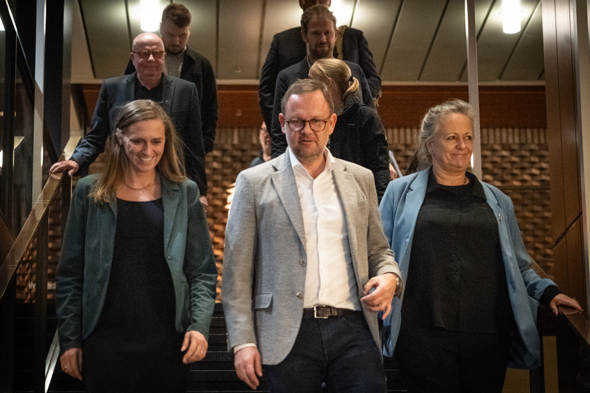 Sådan så det ud klokken 3.57: Jesper Frost Rasmussen fortsætter som borgmester - flankeret af May-Britt Andrea Andersen (K) og Susanne Dyreborg (DD). Foto: Fjodor Pedersen.