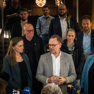 May-Britt Andrea Andersen, K, (tv) og Susanne Dyreborg, DD, her på hver side af borgmester Jesper Frost Rasmussen, V, har begge fået en udvalgsformandspost. Foto: Fjodor Pedersen.