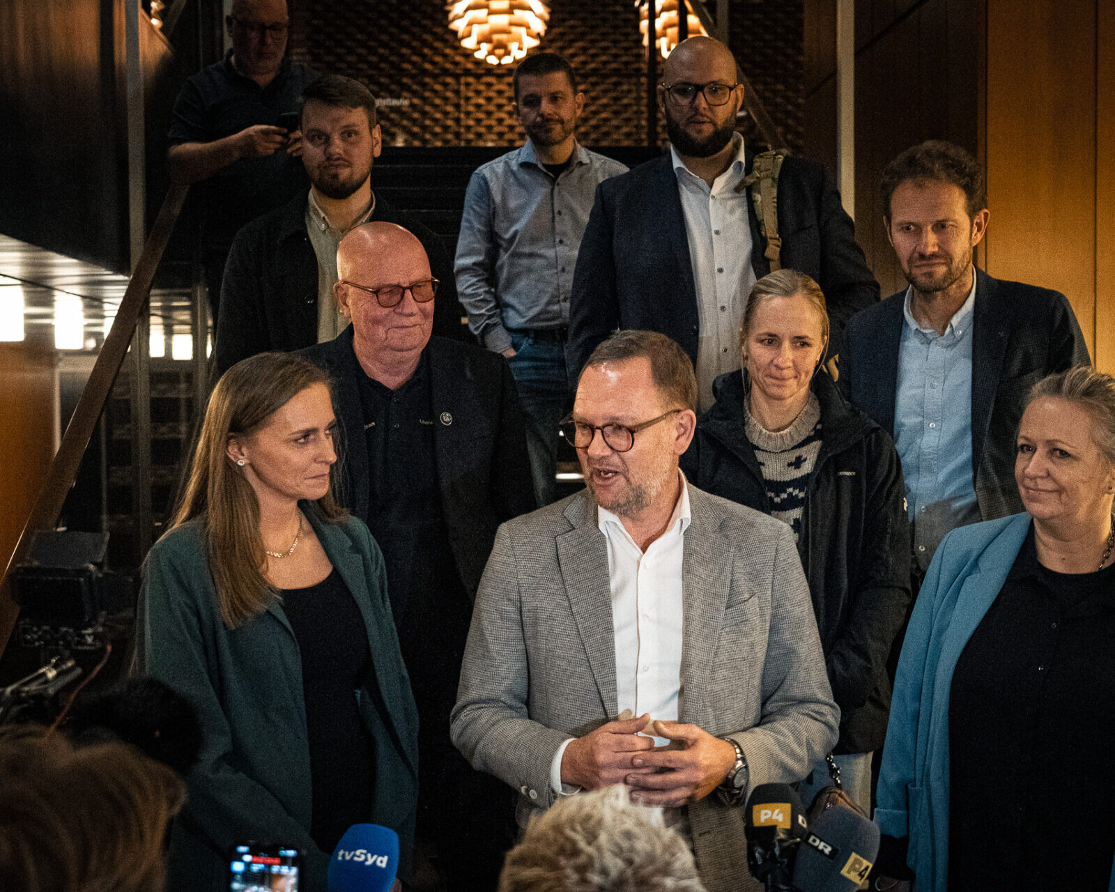 May-Britt Andrea Andersen, K, (tv) og Susanne Dyreborg, DD, her på hver side af borgmester Jesper Frost Rasmussen, V, har begge fået en udvalgsformandspost. Foto: Fjodor Pedersen.