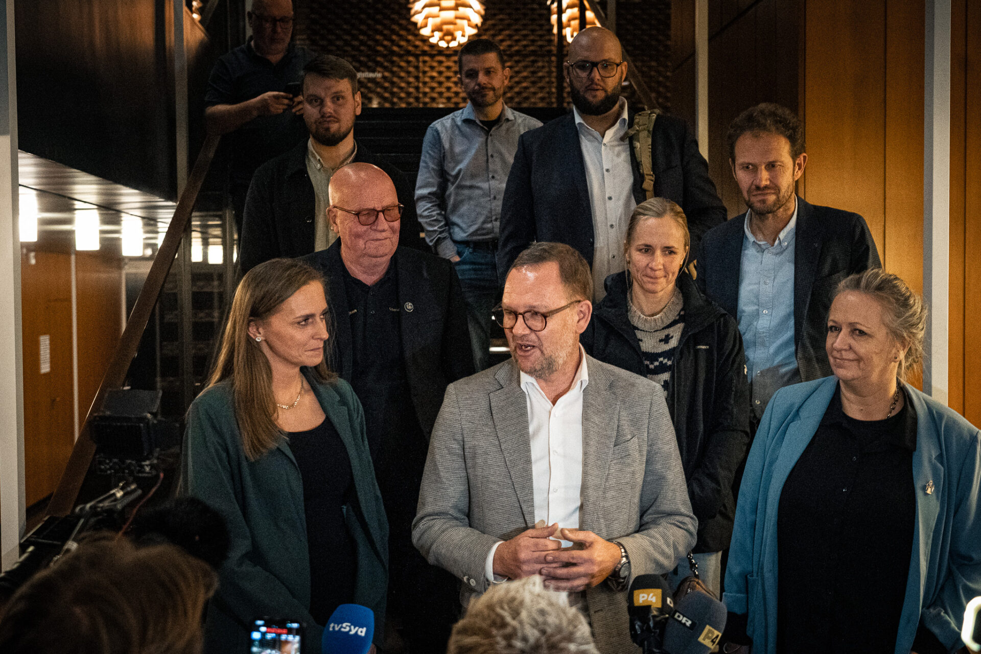 May-Britt Andrea Andersen, K, (tv) og Susanne Dyreborg, DD, her på hver side af borgmester Jesper Frost Rasmussen, V, har begge fået en udvalgsformandspost. Foto: Fjodor Pedersen.